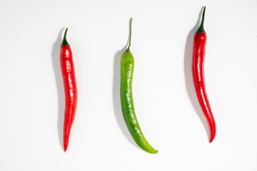 Drei schwebende Chillis auf weißem Hintergrund