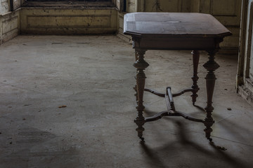 verzierter tisch aus holz in einerm schloss