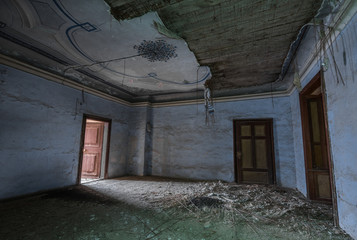 zimmer in einerm schloss mit halber verzierter decke