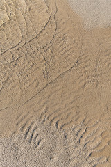Struktur im Sand und Wasser am Strand 