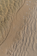 Struktur im Sand und Wasser am Strand 