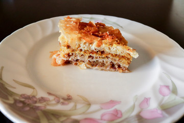 Baklava, primo piano del tradizionale dolce turco composto da pasta fillo e frutta secca, ricette e cucina	