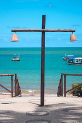 Vista al mar desde la playa con lampara de madera en el medio