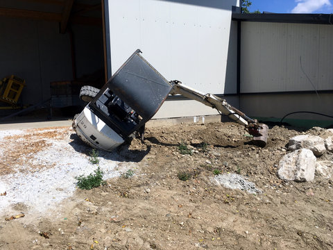 Minibagger f&auml;llt um