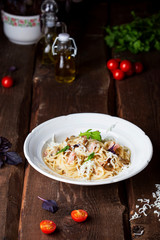 spaghetti with mushrooms and ham in cream sauce