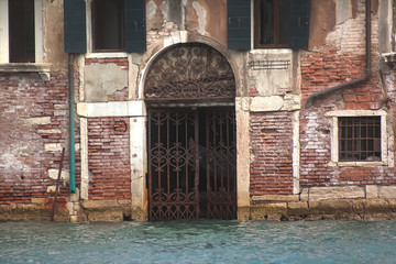 Casa abandonada entre agua en Venecia