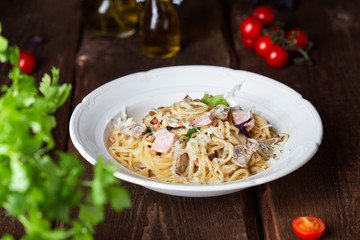 spaghetti with mushrooms and ham in cream sauce