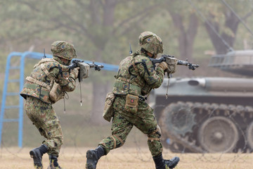 突撃する自衛官