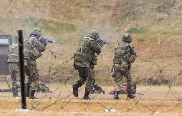 突撃する自衛官