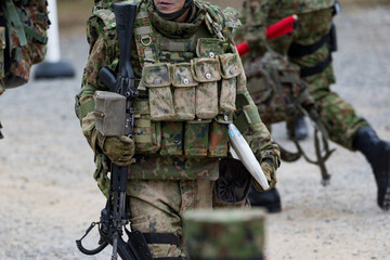 武装した自衛官