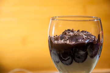 Doce de chocolate com uva