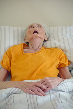 kranke seniorin im pflegeheim