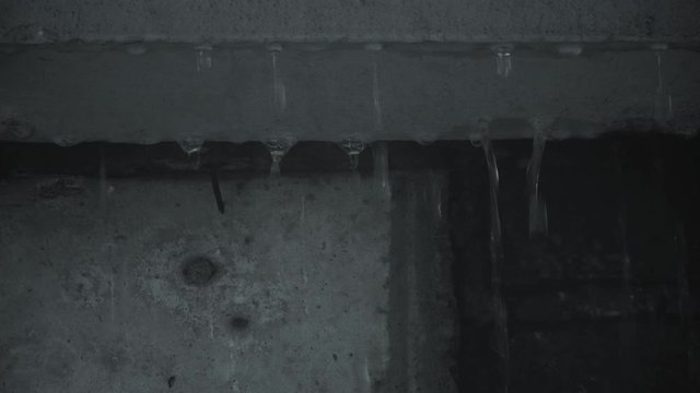 Gotas de agua en una viga en construccion