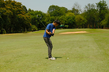 Obraz premium Golfer playing golf in beautiful golf course in the evening golf course with sunshine in thailand
