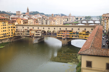 Italia, Firenze, il Ponte Vecchio e il fiume Arno.