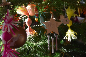 selbst gemachter Christbaumschmuck aus dem Kindergarten