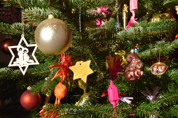 bunt geschmückter, traditioneller Christbaum