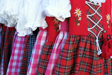 Dirndlkleider für Mädchen - dirndl dresses for young girls