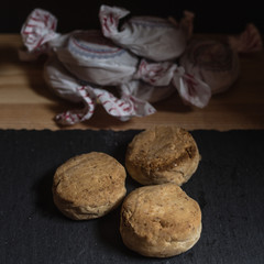 Polvorones. Típico dulce navideño español sobre fondo oscuro y acogedor.