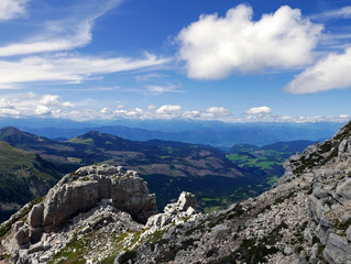 le belle cime dolomitiche italiane, tra rocce e verdi vallate