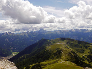 le belle cime dolomitiche italiane, tra rocce e verdi vallate