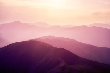 Schilderijen op glas Roze zonsondergang in de bergen. © Vitalez