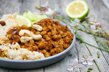 Curry de pois-chiches et riz au noix de cajou