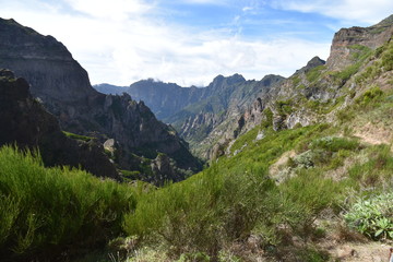 Obraz premium Hiking trail from Pico Arieiro to Pico Ruivo in Madeira, Portugal