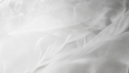 Durchsichtiger Tüll Stoff von einem Brautkleid zur Hochzeit als Hintergrund. Tüllstoff. Textil.  - obrazy, fototapety, plakaty