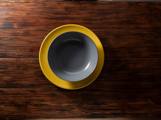 Obraz na płótnie Canvas mesa y plato amarillo con cuenco, cenital. yellow table and plate with bowl, overhead.