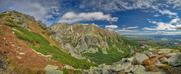 Naklejka premium Panoramic view of landscape in autumn sunny day