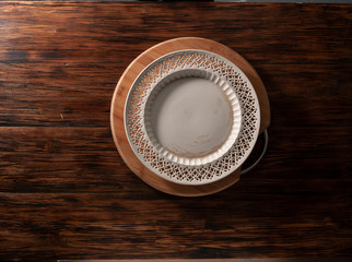 mesa y plato  blanco cenital. top white table and plate.