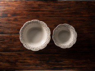 mesa y py dos platos blancos cenital