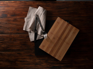 mesa y  tabla de cortar de madera, vista cenital. table and wooden cutting board, overhead view.