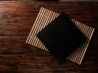 mesa y plato  negro, cenital. black table and plate, overhead.