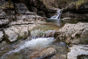 Bergbach mit Forellentümpeln und kleinen Wasserfällen