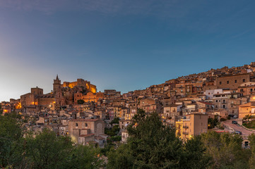 Fototapeta na wymiar Skyline della cittadina medievale di Caccamo al crepuscolo, provincia di Palermo IT
