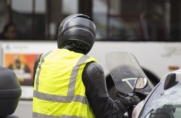 polizziotto su una motocicletta