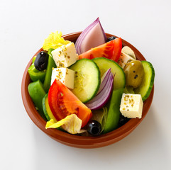 Salat in Schüssel isoliert auf weißen Hintergrund