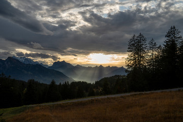 Sonnenstrahlen durch Loch in Wolkendecke © Madeleine
