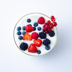 Joghurt mit frischen Beeren isoliert auf weißen Hintergrund