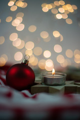 Świeczka i dekoracje świąteczne