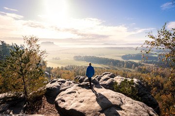 Frau blickt von Felsen zum Lilienstein, Tafelberg, im Morgennebel, im Elbsandsteingebirge