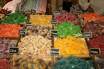 Gominolas en puesto de chucherías.