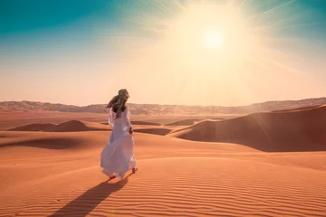 Foto op Plexiglas VAE. Vrouw in de woestijn © erainbow