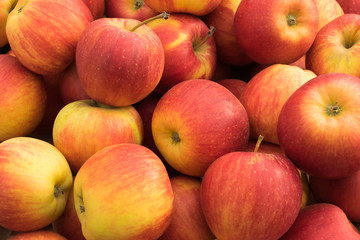 Fototapeta na wymiar Red ripe apples in a shop window of a market, store, supermarket