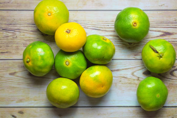 Grupo de mandarinas sobre tablas de madera