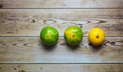 Tres mandarimas sobre tabla de madera