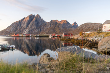 Rote Holzhäuser auf den Lofoten in Norwegen