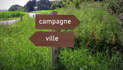 campagne ou ville , sur pancartes , concept ,choix